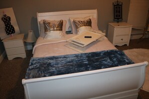 6 bedrooms, desk, iron/ironing board, free WiFi