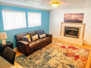 Smart TV, caminetto, videogiochi