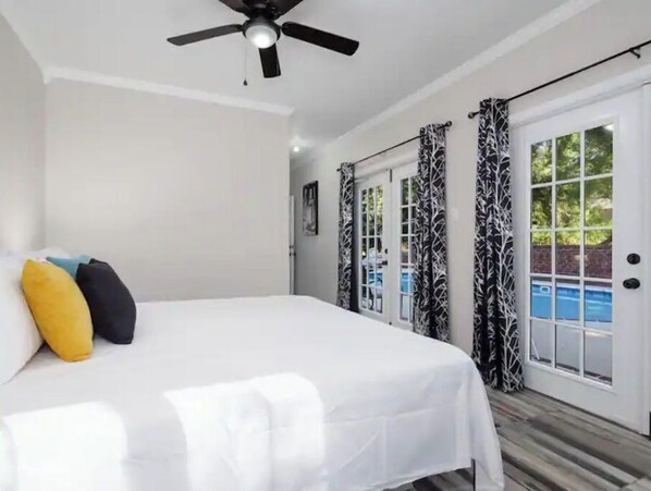 4 bedrooms, desk, WiFi, bed sheets