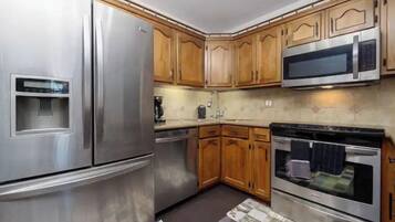 Réfrigérateur, micro-ondes, four, lave-vaisselle