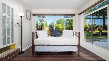 4 bedrooms, desk, WiFi, bed sheets