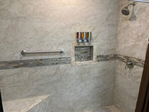 Shower, hair dryer, towels, soap - New Sunset! Pro Cleaned, Self Check in - Sleeps 8 (Racine)