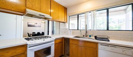 冷蔵庫、電子レンジ、オーブン、コンロ