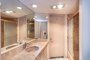 Combined shower/tub, hair dryer, towels
