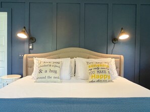 3 makuuhuonetta, memory foam -patjalliset sängyt, työpöytä