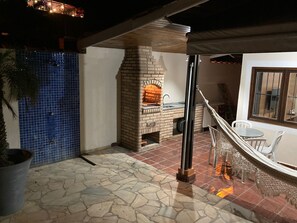 Outdoor dining - house close to the beach, very spacious and cozy (Ubatuba)