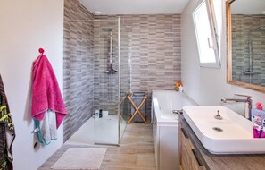 Combined shower/bathtub, hair dryer - Nice home in pont-évêque (Pont-Évêque)