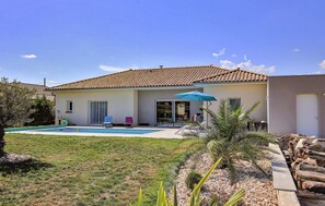Outdoor pool - Nice home in pont-évêque (Pont-Évêque)