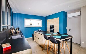 Fridge, microwave, oven, stovetop - Nice home in pont-évêque (Pont-Évêque)