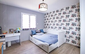 4 bedrooms, iron/ironing board, free WiFi - Nice home in pont-évêque (Pont-Évêque)