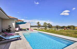 Outdoor pool - Nice home in pont-évêque (Pont-Évêque)