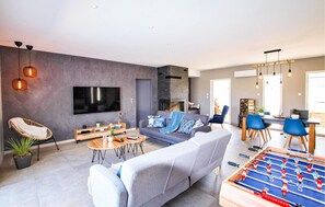 TV connectée, cheminée, chaîne hi-fi