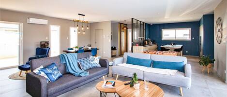 Smart TV, fireplace, stereo