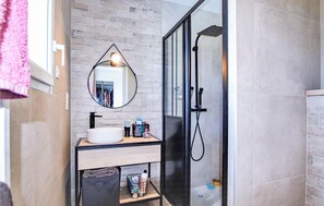 Combined shower/tub, hair dryer - Nice home in pont-évêque (Pont-Évêque)
