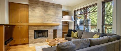 Flat-screen TV, fireplace, stereo