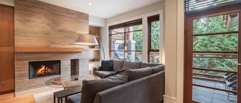 Télévision à écran plat, cheminée, chaîne hi-fi