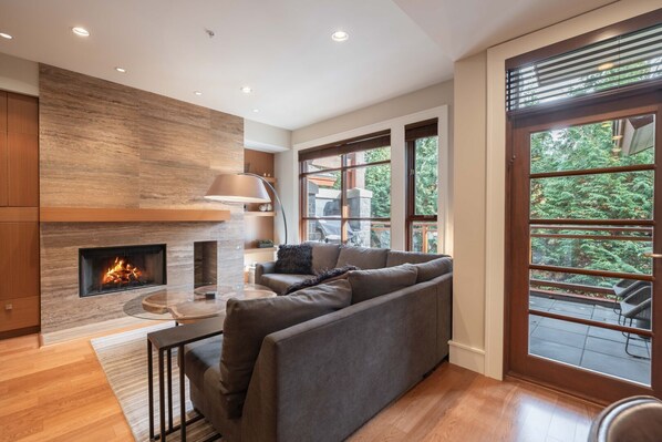 Flat-screen TV, fireplace, stereo