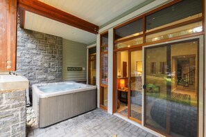 Indoor spa tub