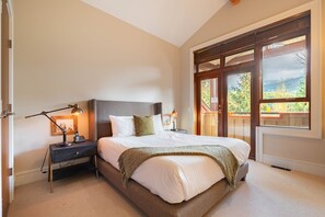 4 bedrooms, desk, iron/ironing board, Internet