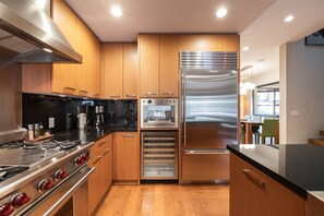 Grand réfrigérateur, micro-ondes, four, plaque de cuisson