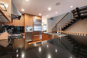 Grand réfrigérateur, micro-ondes, four, plaque de cuisson