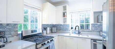 Refrigerador, microondas, horno y parrilla de estufa