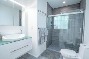 Suihku, hiustenkuivaaja, pyyhkeet, saippua