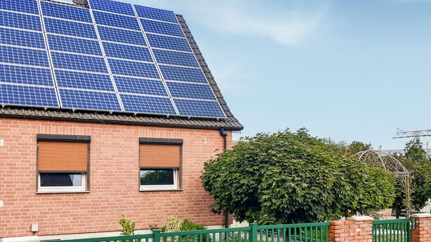 A house with a solar panel roof and a brick facade. - Awesome home in Neubrandenburg with WiFi (Neubrandenburg)