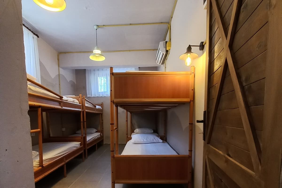6 bedrooms, free WiFi, bed sheets