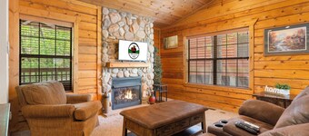 Fantastic Cabin with Fireplace and Whirlpool Tub - 2 min to Aquarium!