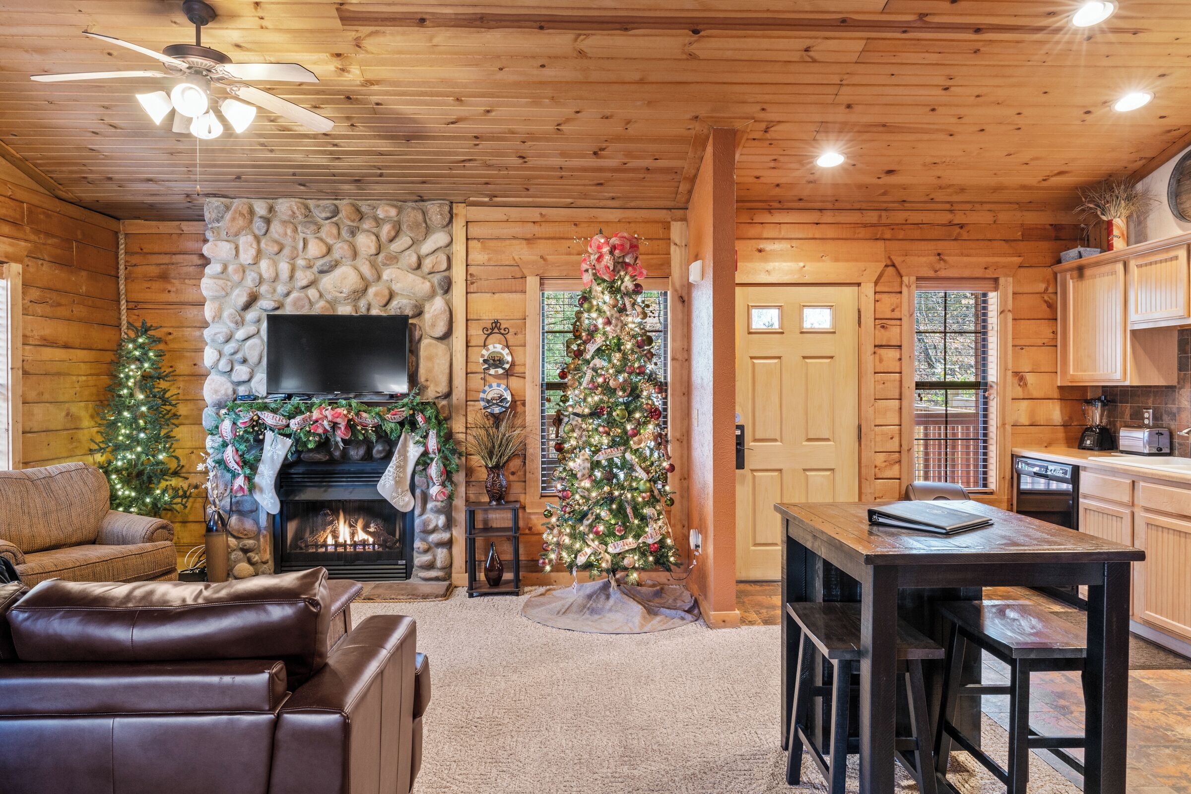 Een smart-tv, een open haard en een dvd-speler