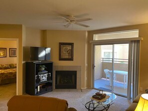 Una Smart TV, una chimenea, un reproductor de DVD, libros