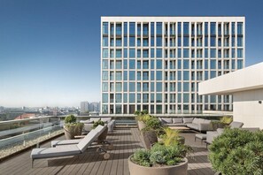 Terrace/patio - Amazing Mitte 2BR w/ Gym & Concierge, nr Alexander Platz, by Blueground (Berlin)