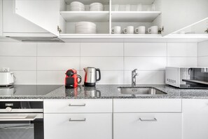 Een koelkast, een magnetron, een oven, een kookplaat