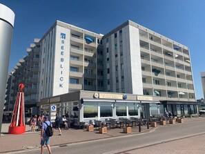 A multi-story hotel with a prominent sign reading 'MEERESBLICK' and a restaurant named 'DAS MEERESBLICK' on the ground floor.