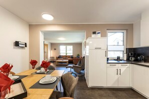 Un apartamento moderno con comedor, cocina y sala de estar.