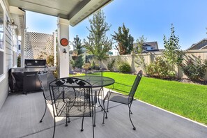 Outdoor dining - Chickadee Retreat- Single level near Downtown Star (Star)