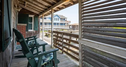 Oceanfront, dog friendly, walkway to beach, cozy historic cottage- Island Dancer