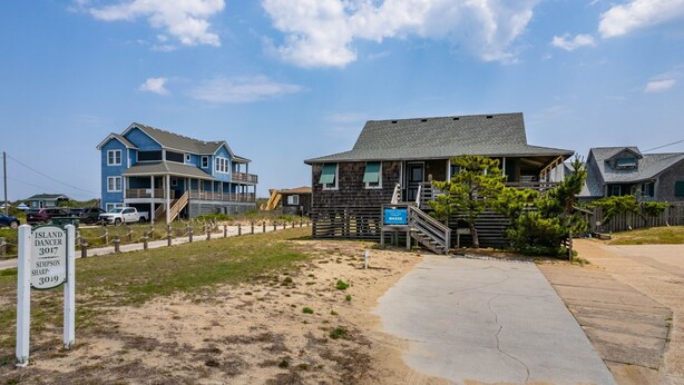 Exterior - Oceanfront, dog friendly, walkway to beach, cozy historic cottage- Island Dancer (Nags Head)