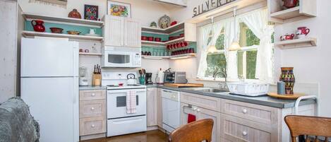 冷蔵庫、電子レンジ、オーブン、コンロ