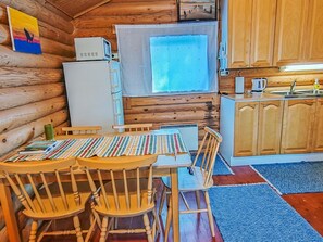 Jääkaappi, mikroaaltouuni, keittoastiat/astiat/ruokailuvälineet
