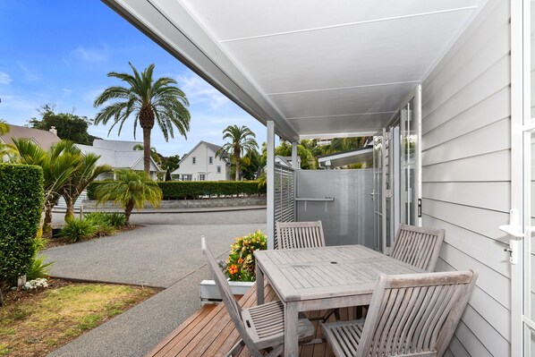 Outdoor dining -  Sandy Jandal Cottage 3-5 bed with Annex - Russell Cottages Collection (Russell)