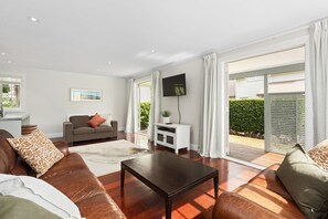 Smart TV, fireplace -  Sandy Jandal Cottage 3-5 bed with Annex - Russell Cottages Collection (Russell)