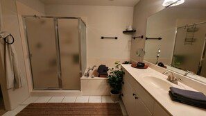 Dusche, Haartrockner, Handtücher, Seife