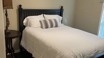 3 habitaciones, escritorio, tabla de planchar con plancha y wifi