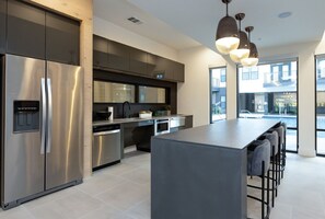 Een koelkast, een microgolfoven, een oven, een kookplaat