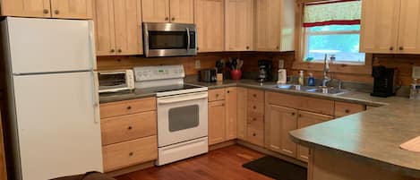 Geladeira, micro-ondas, fogão, cooktop