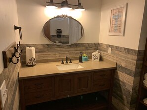 Duschwanne, Haartrockner, Handtücher, Seife