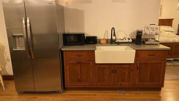 Kühlschrank, Mikrowelle, Wasserkocher mit Kaffee-/Teezubehör, Toaster