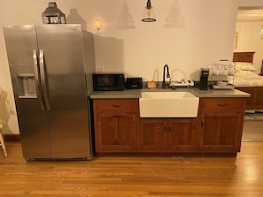 Refrigerador, microondas, cafetera y tetera y tostadora 